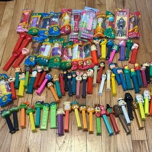 Pez Collectible - lot of more than 70 pez dispensers